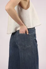 Pantalón de jean azul oscuro, de corte wide leg.