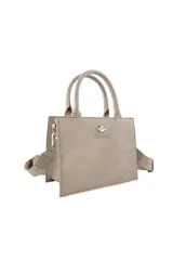 Cartera cuadrada color beige con doble asa corta y correa larga ajustable. Logo de la marca en el frente.