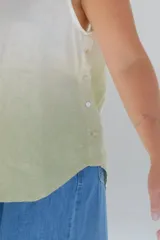 Musculosa blanca con degradé verde en el ruedo, de corte recto y sin mangas.