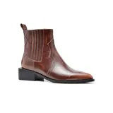 Bota de cuero color marrón con elástico en los laterales, puntera fina y taco bajo de madera. Estilo texano.