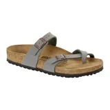 Sandalias Birkenstock modelo Mayari, color gris con hebillas color cobre y plantilla de corcho.