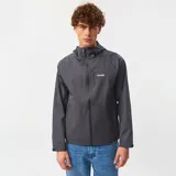 Campera gris oscuro con capucha, cierre frontal y logo Wrangler estampado en el pecho.
