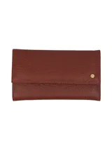 Billetera de cuero vacuno color marrón con cierre de broche metálico y remache metálico con logo de la marca. Interior forrado con inscripción "HECHO EN URUGUAY".