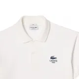 Polo de piqué de algodón color blanco, corte clásico, cuello polo acanalado con dos botones, mangas cortas con terminación acanalada y logo bordado en el pecho.