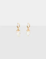 Aros dorados tipo argolla con dije colgante de frutilla transparente con apliques de mini perlas blancas.