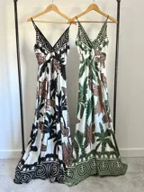 Vestido largo con estampado de hojas, breteles finos regulables y corte imperio.