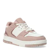 Zapatillas deportivas blancas con cordones y suela plana.