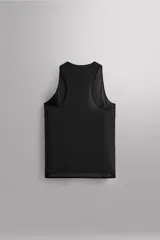 Musculosa deportiva negra de tejido ligero y elástico con zonas perforadas para mayor transpirabilidad. Cuello redondo amplio, sisa con acabados termofijados, bajo con aberturas laterales y logo estampado reflectante en la espalda.