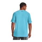 Remera celeste de Under Armour, corte clásico, mangas cortas y logo estampado en el pecho.
