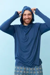 Remera de manga larga blanca con capucha.