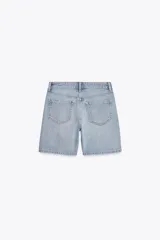 Bermudas de jean celeste de tiro medio con cinco bolsillos y cierre frontal con cremallera y botón metálico.