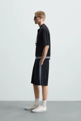 Polo de hombre relaxed fit, tejido de punto con viscosa, color azul marino. Tiene cuello solapa con cierre frontal de botonadura, manga corta, bolsillo de parche en el pecho y rib en los puños y el bajo.