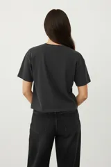 Remera de algodón blanca, corte holgado, con cuello redondo y manga corta. Estampado frontal con texto en color bordó: "I HATE YOU (FLIRTING)".