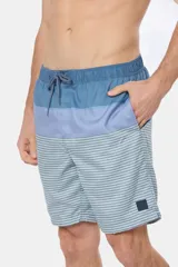 Short de baño clásico con rayas horizontales en tonos de azul, cintura elástica con cordón ajustable, dos bolsillos laterales y suspensor de malla fina.