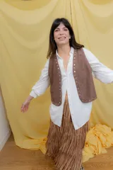 Camisa gris de manga larga con botones, de corte clásico.