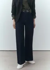 Pantalón de jean azul oscuro de corte ancho, tiro alto y largo cropped.