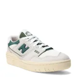 Championes New Balance 550 color beige y verde con detalles en blanco.