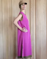 Vestido largo gris con ribete negro y estampado de estrella blanca en la espalda.