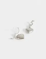 Aros dorados tipo argolla con dije de corazón colgante.