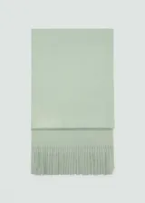 Bufanda rectangular color verde agua, de tejido de punto con terminación de flecos.