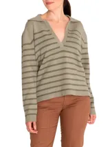 Sweater de punto color crema con rayas horizontales negras, cuello polo con escote en V y mangas largas.