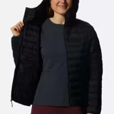 Campera con capucha de plumas, color negro, con cierre frontal completo y logo de la marca en el pecho.