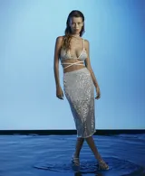 Falda midi elastizada con lentejuelas azules, forrada hasta la mitad y con tajo pronunciado.