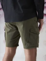 Bermuda de gabardina color marrón con múltiples bolsillos tipo cargo.