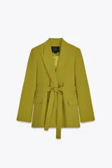 Blazer amplia color verde oliva con cuello solapa de muescas y manga larga acabada en abertura. Bolsillos con solapa en delantero y de vivo en pecho. Cinturón en mismo tejido ajustable con lazadas. Detalle de pespuntes marcados a tono. Forro interior.