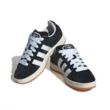 Championes Adidas Campus 00S de gamuza negra con las tres tiras laterales en blanco, cordones blancos y suela de goma color caramelo.