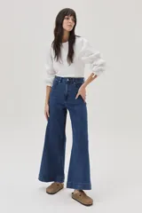 Jean de pierna ancha, tiro alto, color azul denim.