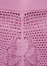 Short tejido al crochet color lila, con cintura elastizada y apliques de flores.