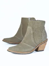 Bota corta azul de gamuza, con punta fina y taco geométrico.