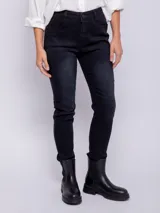 Jean chupín elastizado de tiro alto con botón metalizado, color negro y corte ajustado.