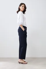 Pantalón negro de vestir, corte slim, con bolsillos laterales y traseros.