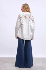 Sobrecamisa blanca con mangas largas de crochet.