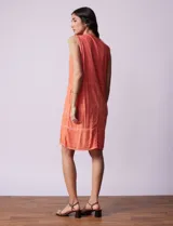 Vestido de algodón texturado color naranja, con cuello en V y sin mangas.