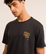 Remera negra de algodón con corte clásico, cuello redondo y mangas cortas. Presenta un estampado pequeño en el pecho con un diseño de mapa y la inscripción "Outsd Discoveries".