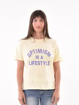 Remera blanca de algodón con estampado de limones y texto en azul.