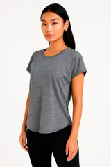 Remera gris de manga corta, corte holgado y cuello redondo.
