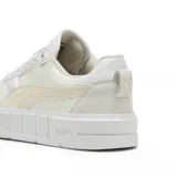 Championes Puma Cali Court Winter de cuero color blanco con detalles en beige y suela de plataforma.