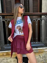 Remera color borgoña con estampa de perro salchicha y texto en blanco.