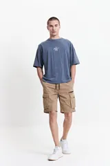 Bermuda cargo color beige con cintura elastizada, bolsillos cargo laterales y pasacinto. Confeccionada en algodón y spandex.