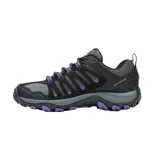 Championes de senderismo Merrell Crosslander 3, color negro con detalles en gris y violeta. Capellada de gamuza y malla transpirable, puntera sintética protectora, entresuela de espuma EVA y suela de goma adherente.