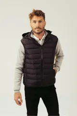 Chaleco negro acolchado con capucha y cierre frontal.