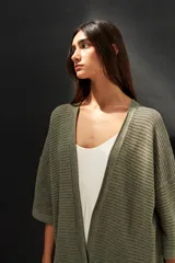 Kimono tejido de punto color verde oliva, con mangas 3/4 amplias y diseño calado.