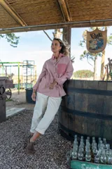 Camisa oversize de lino a rayas verticales rojas y blancas, con bolsillo de parche en el pecho y botones al tono.