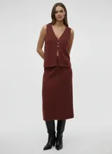 Pollera maxi de punto color marrón rojizo (Syrah), de tiro alto con cintura elástica y textura acanalada vertical.