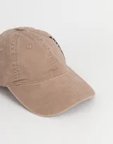Gorra deportiva gris con efecto lavado, bordado lateral y regulador metálico trasero.