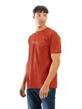 Remera celeste con estampado circular en el pecho, con texto en verde y negro.